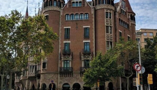 Elegant 4-Bedroom Residence in the Heart of Barcelona
