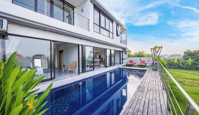 Elegant, 4-Bedroom Villa in Central Seminyak