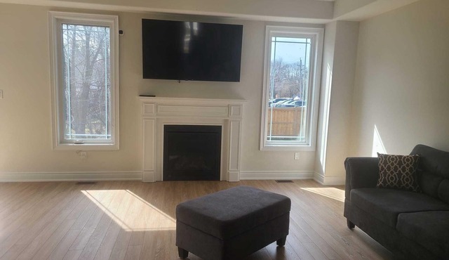 Elegant 4 BR|3.5 Bath Oasis: Mins from Coburg Beach