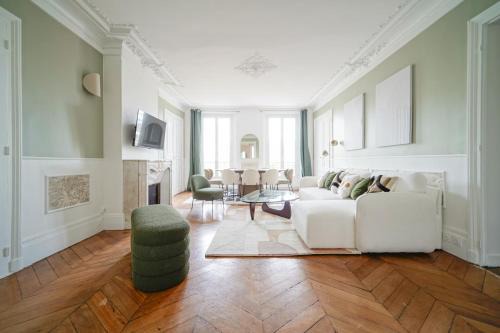 Elegant 4 BR apartment Spacious and decorated