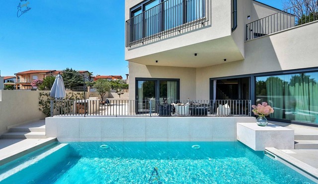 Elegant 4-BR Villa with Hydromassage Pool, Close to Beaches