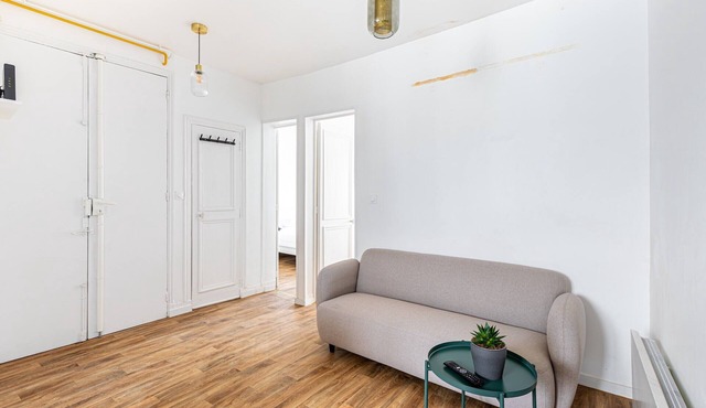 Elegant 49m² Paris Flat – Ideal for 4 Guests