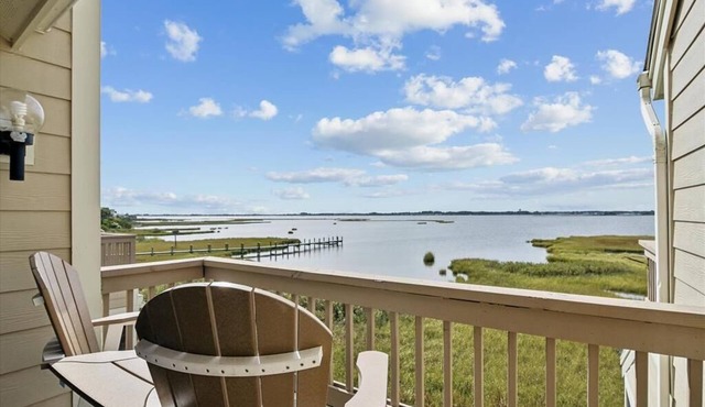 Elegant 4BR Townhome w/Bay Views & Pool Access