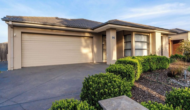 Elegant 4BR Villa with 3 Living Rooms in PointCook