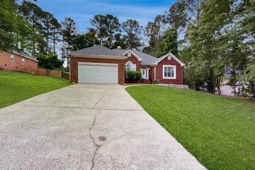 Elegant 4BR W and DeckandYard, Near Augusta National