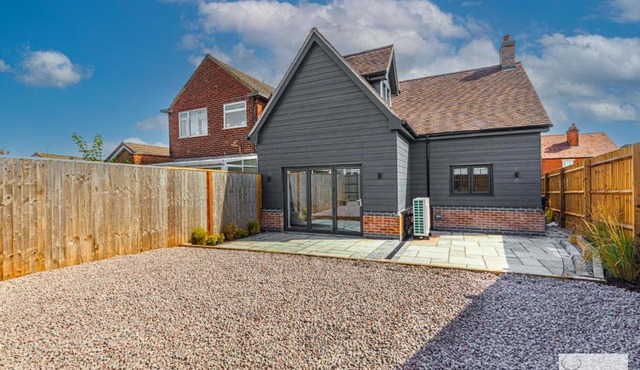 Elegant 5-Bed House with ample parking