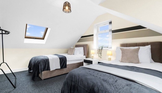 Elegant 5 Bedroom House/Free Parking/Yard