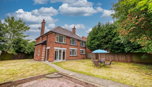 Elegant 5 Bedroom house in Nottingham