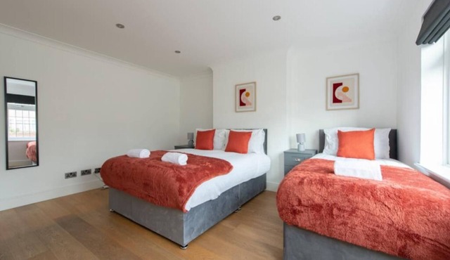 Elegant 5 Bedroom House in Romford