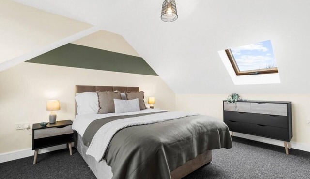 Elegant 5 Bedroom House/Free Parking/Yard