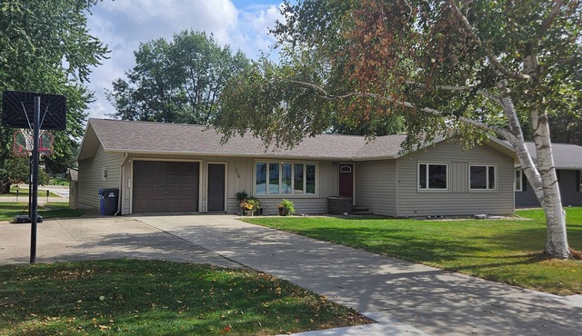 Elegant 5-bedroom house in Sioux Center near Dordt University and downtown.