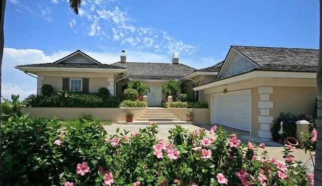 Elegant 5-star home right on the beach