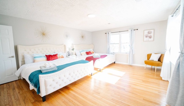 Elegant 5BR/2BA | Private Parking । Great Falls