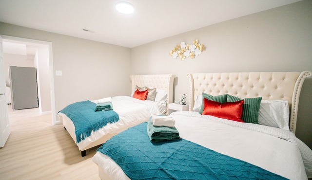 Elegant 5BR/3BA | Private Parking । Great Falls