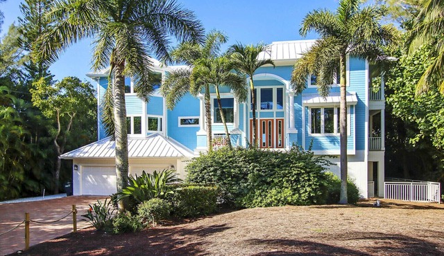 Elegant 5BR Beachfront Estate with Elevator, Private Pool & 3 Kings