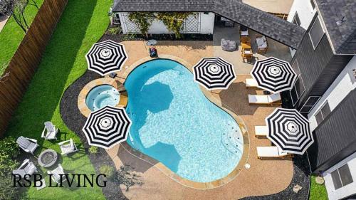 Elegant 5BR Pool House with Cinema Fire Pit and Games