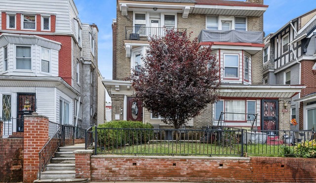 Elegant 5BR Townhome in Prime Location by RedAwning