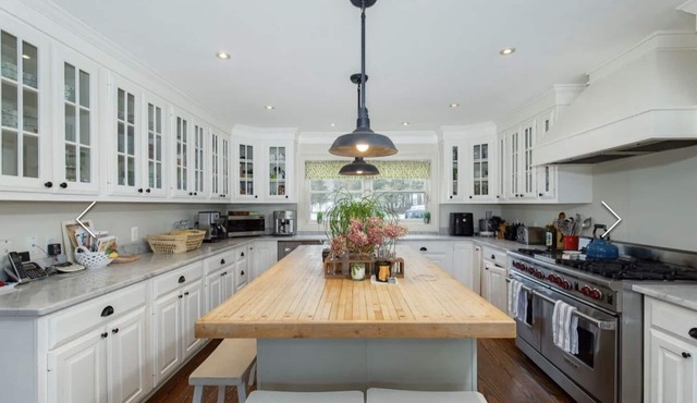 Elegant 6,000 Sq' 30 Acre Estate - Spectacular Views!