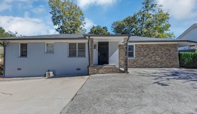 Elegant 6 BR estate, spa tub & modern European design