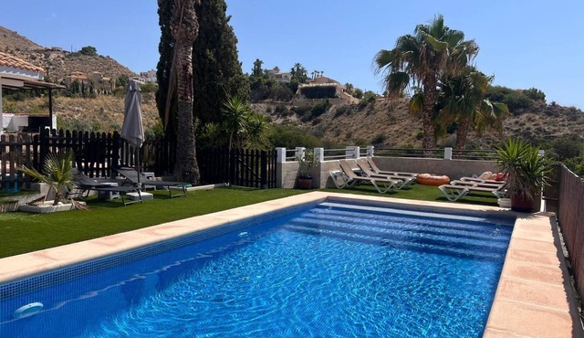 Elegant & Affordable Villa, Private swimming pool sleeps 4 to 10 adults