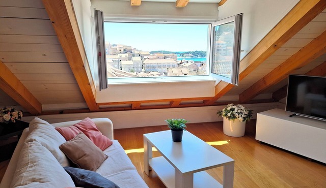 Elegant and comfortable 2 bedroom apartment in the center of the town Hvar