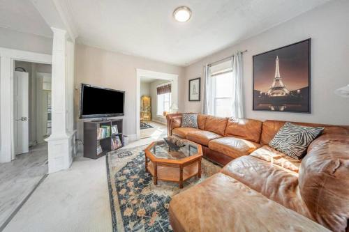 Elegant and Expansive Paris themed 5 b, 2 b