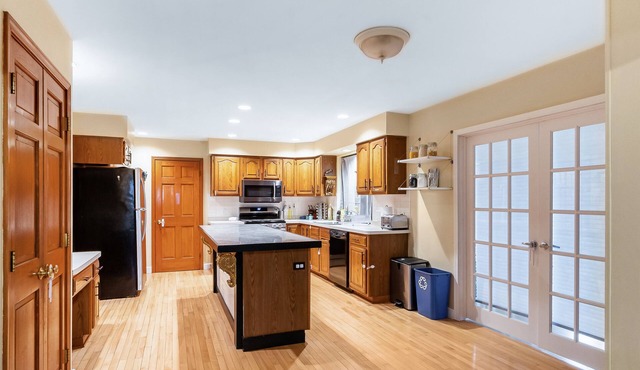 Elegant and quiet, spacious family retreat in Williamsville