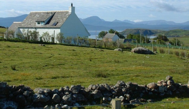 Elegant and secluded cottage with stunning views of the Summer Isles