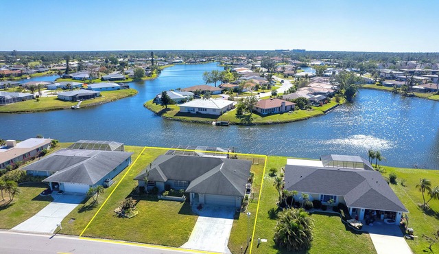 Elegant and Spacious 3-bedroom house with Pool, in Venice, AC, WiFi, Lakefront