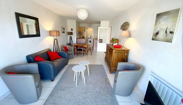 Elegant Apartment with Garage – 400m from Beach