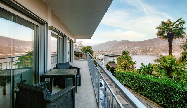 Elegant apartment with lake view balcony and terrace (MOLO 46)
