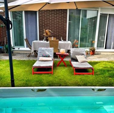 Elegant Apartment for 4 with WiFi, Parking and Private Pool