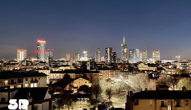 Elegant apartment for 6 people. Private elevator and large terrace. Milan.