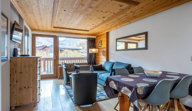 Elegant apartment in Val-d'Isère with balcony, parking, wifi