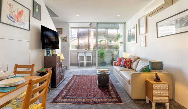 Elegant Apartment in the Heart of Newtown with Secure Parking