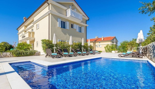 Elegant apartment Mande 3 in villa with a pool on Krk