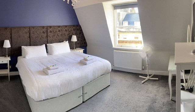 Elegant apartment steps from Roman Baths & Abbey