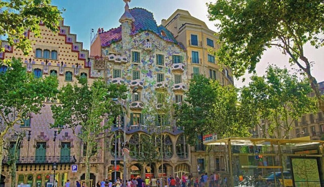 Elegant Apartment with Spectacular Views of Casa Milà on Passeig de Gràcia