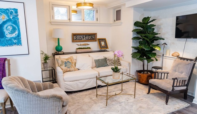 Elegant apt on Capitol Hill with high-end finishes and furnishings