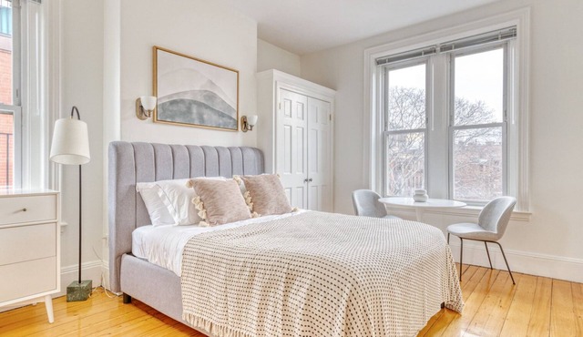 Elegant Back Bay Studio, steps from Newbury & T, by Blueground