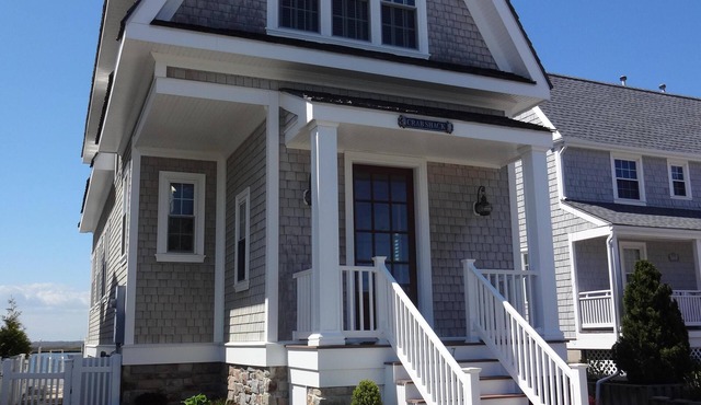 Elegant Bayfront Cottage for Family Rental 3BR, 2.5 baths. bikes, kayak, dock