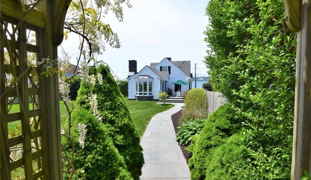 Elegant beach cottage overlooking Easton's Beach within 2 miles to Newport, RI