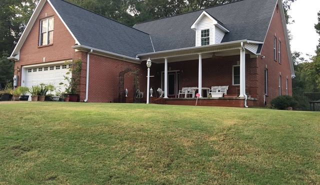 Elegant, Brand new home, Walkable to Square & Stadium, Ample parking, sleeps 12