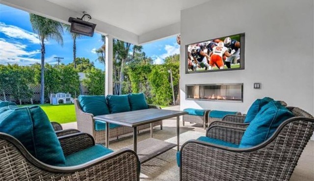 Elegant Brentwood Retreat Steps from San Vicente Dining & Shopping