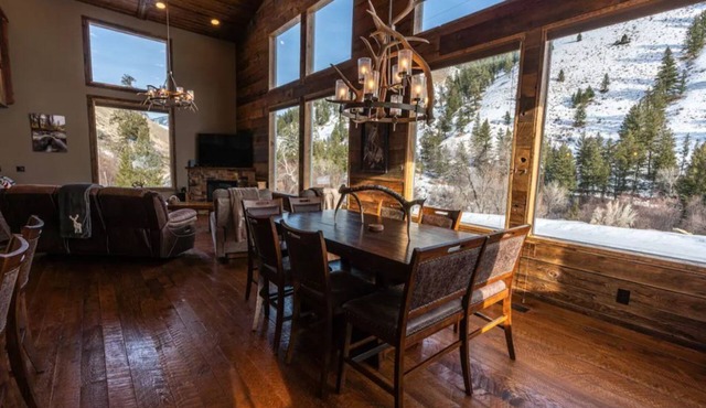 Elegant Cabin- Northfork Idaho Salmon River, Reunions, Secluded. Quiet. Views