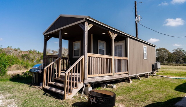 Elegant Cabin w/stone fireplace & custom walk-in shower