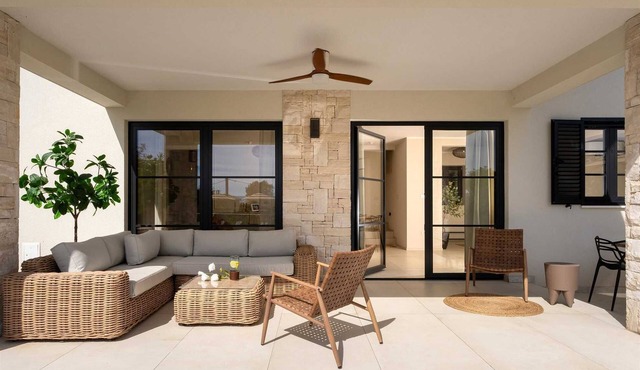 Elegant Casa di Estelle with sea view