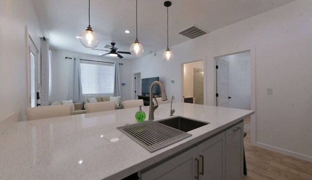 Elegant Casita half Mile to UA