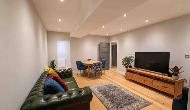 Elegant Central Brentwood Flat