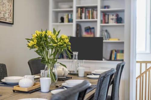 Elegant Central Guildford Home with Castle Views Pass The Keys